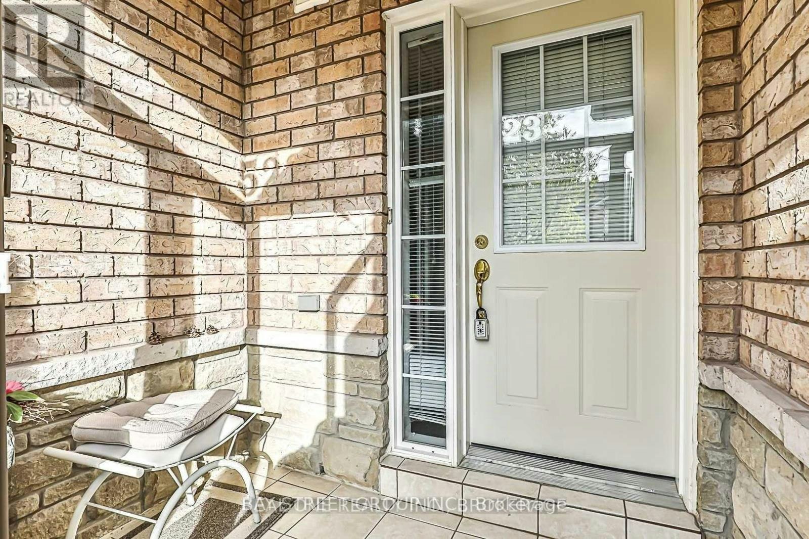 523 Ainsworth Drive, Newmarket, ON, L3Y 8W9 - 3