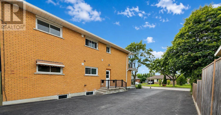 UPPER-1023 Eagle Drive, London, ON, N5Z 3H4 - 3