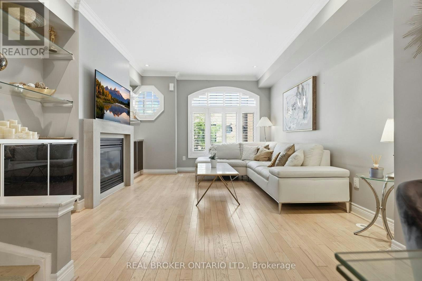 39 Lobo Mews, Toronto, ON, M8Z 0B2