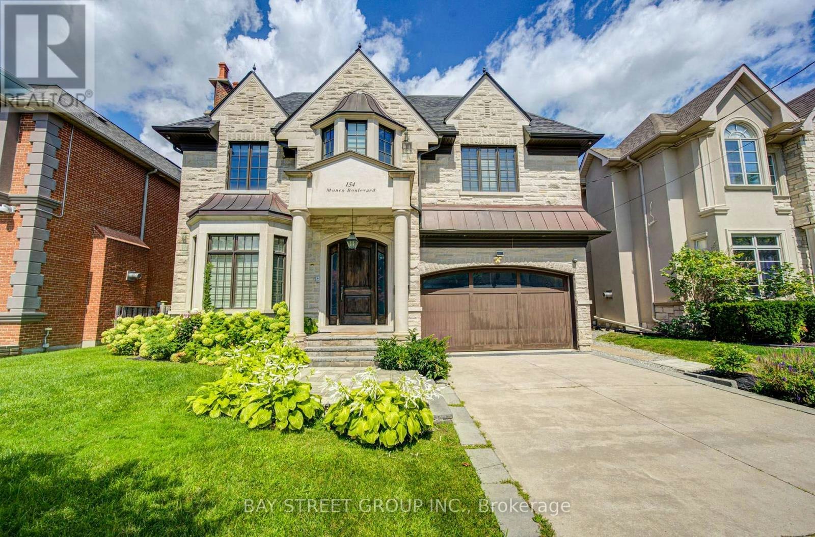 154 Munro Boulevard, Toronto, ON, M2P 1C8 - 2