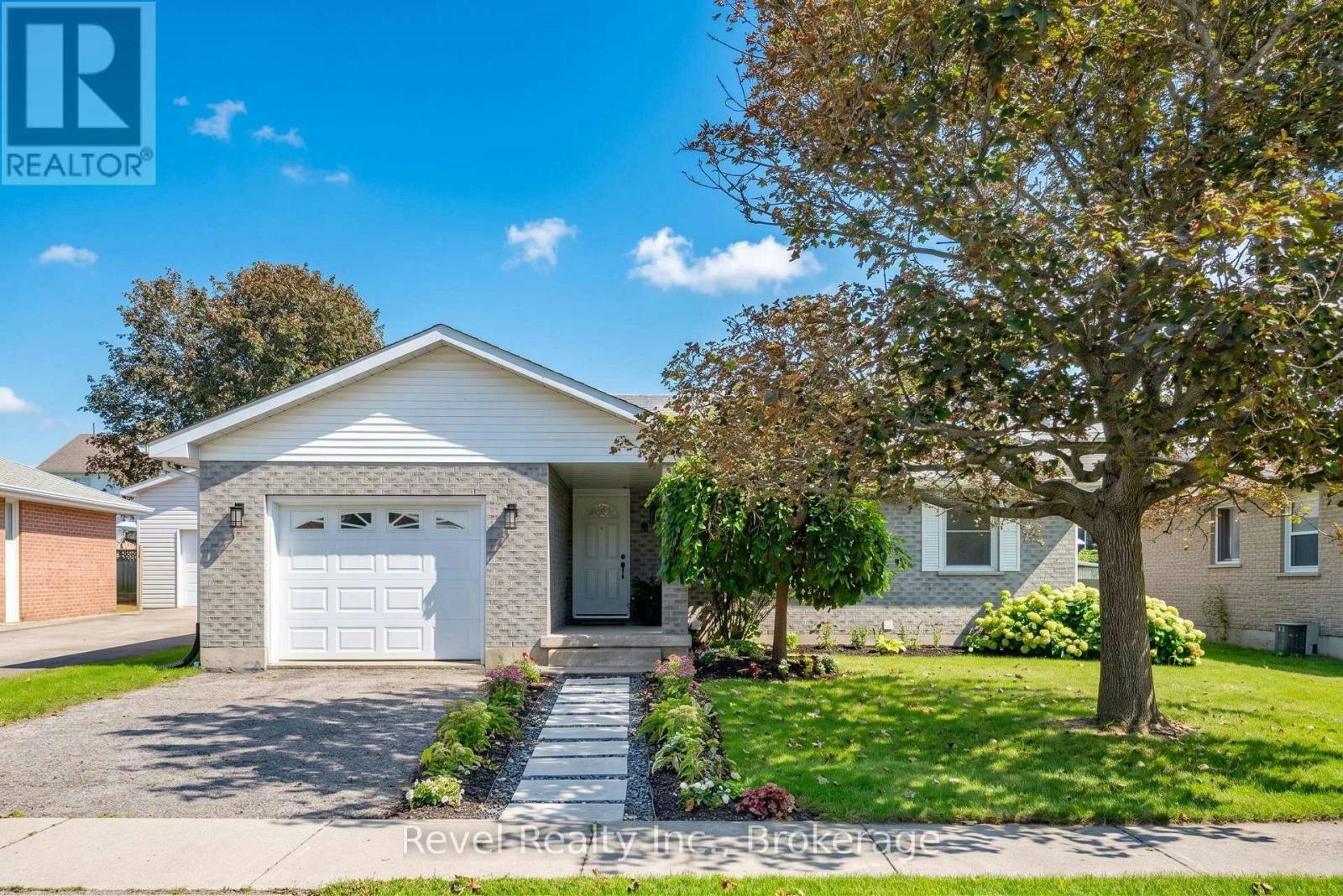 9 Crestwood Avenue, Kawartha Lakes, ON, K9V 6A7