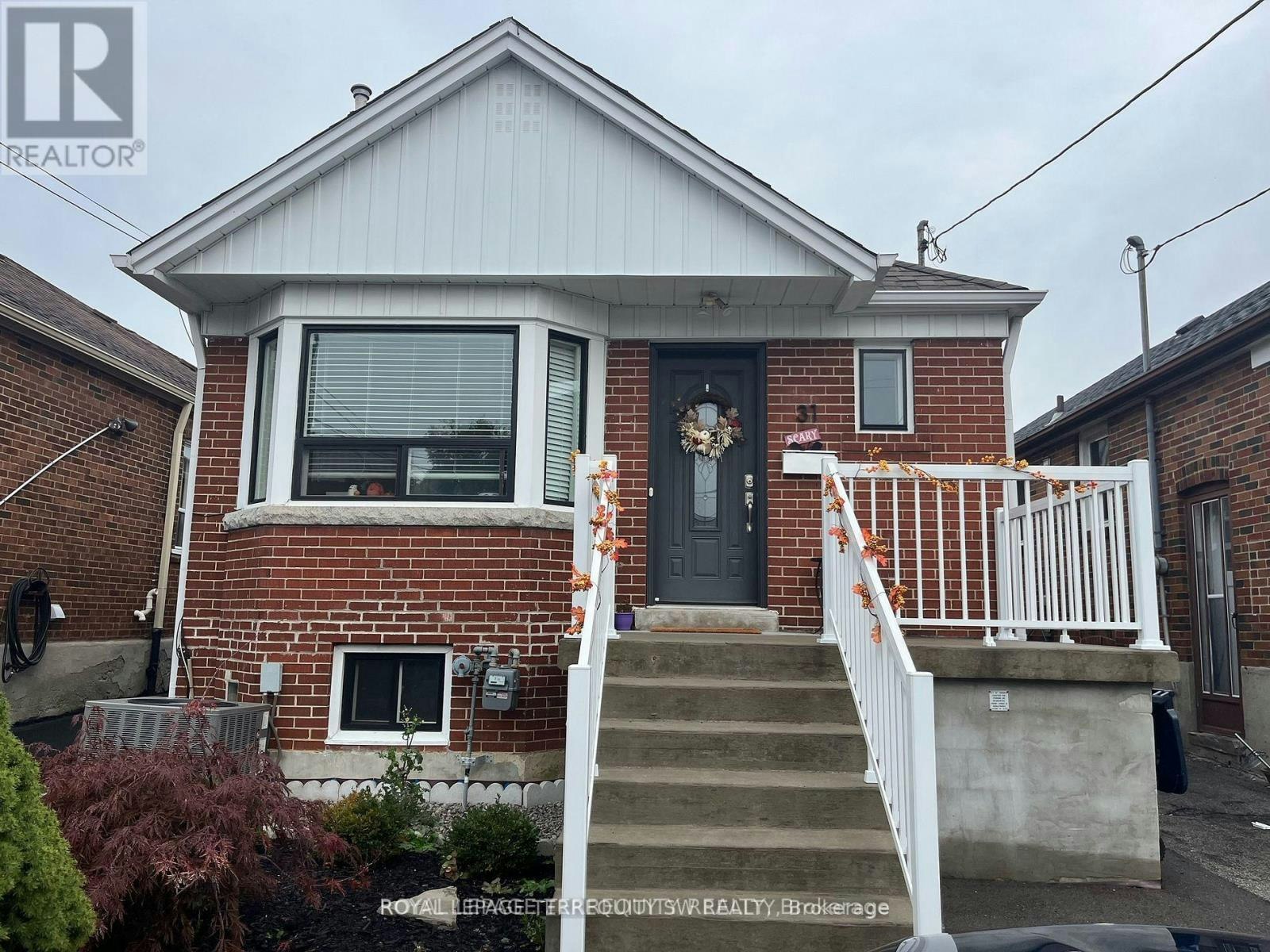 BSMT-31 Chamberlain Avenue, Toronto, ON, M6E 4J7