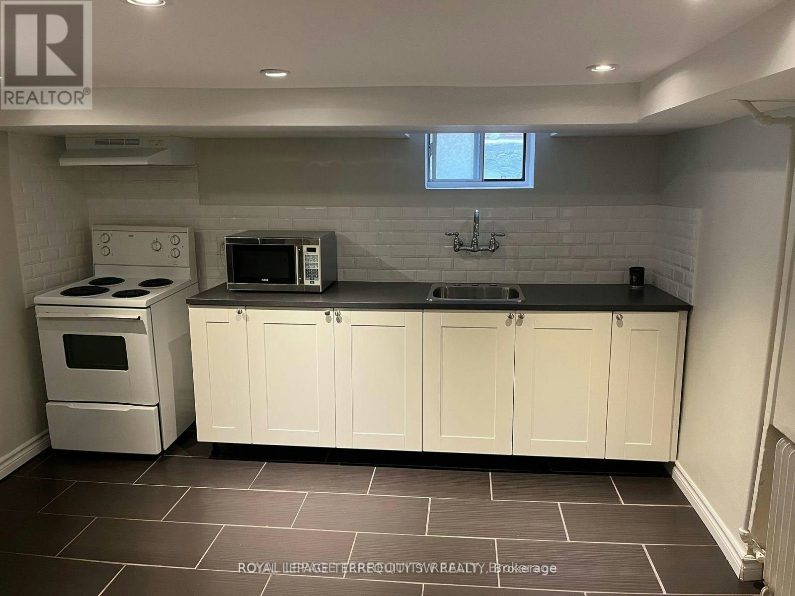 BSMT-31 Chamberlain Avenue, Toronto, ON, M6E 4J7 - 2
