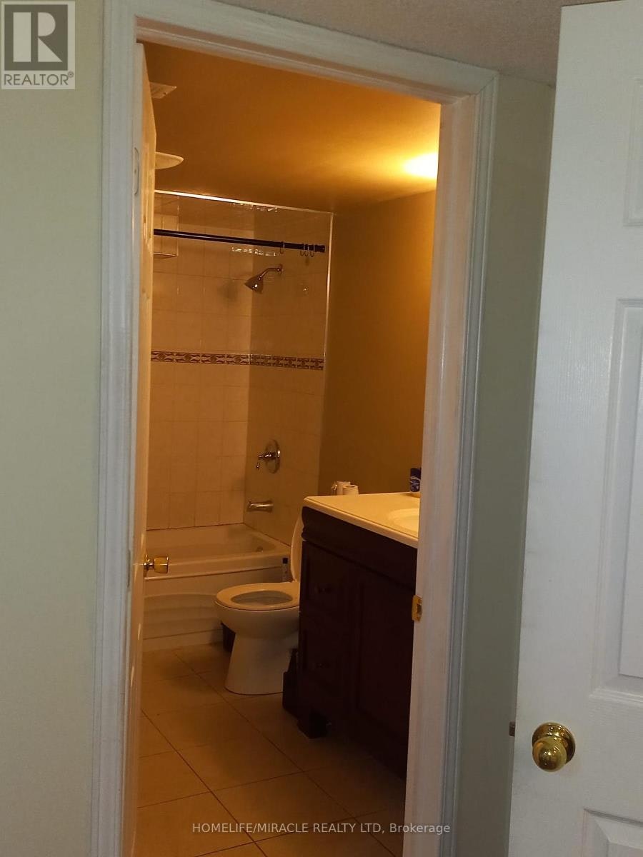 25 River Heights Drive, Brampton, ON, L6P 2M9 - 7