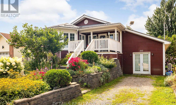 212 Wellington Street W