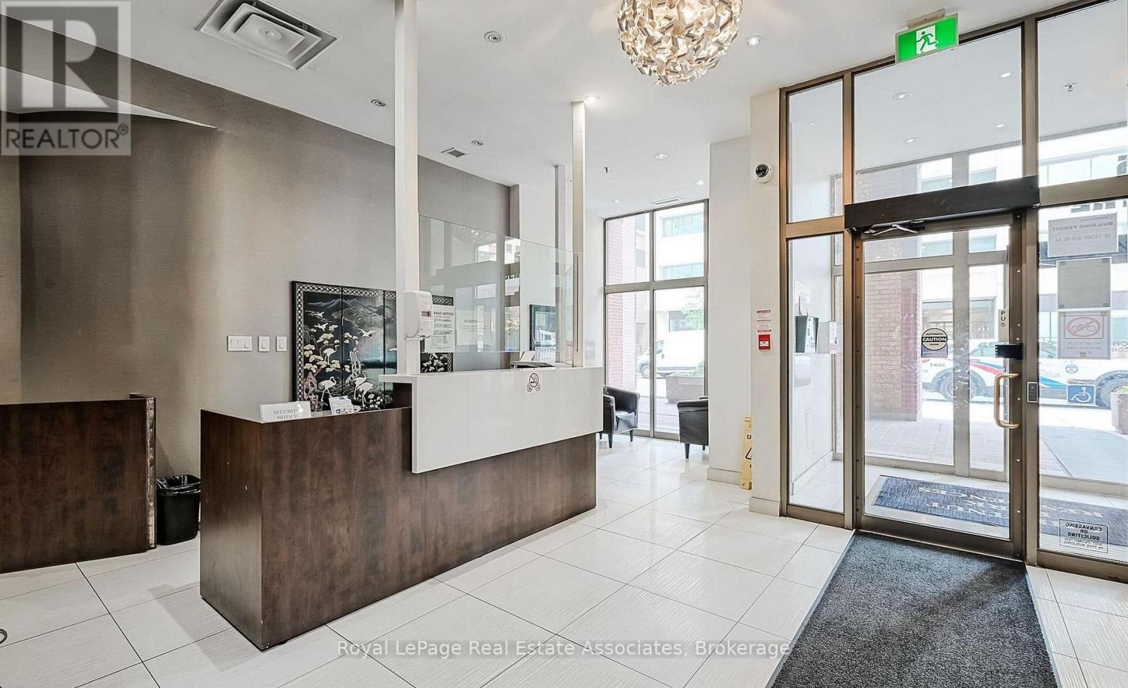 1805-55 Centre Avenue, Toronto, ON, M5G 1R4 - 3