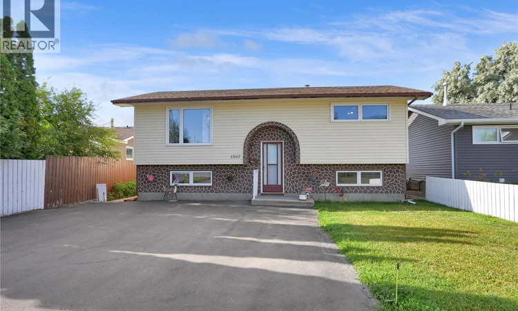 1507 Caribou Street W