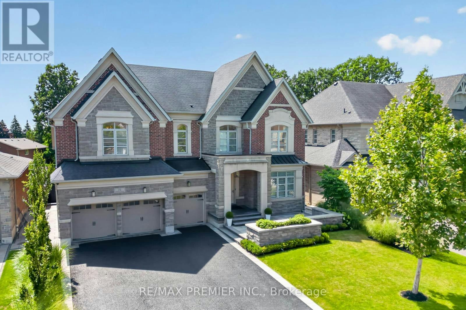 31 Sarracini Crescent, Vaughan, ON, L4L 3S9