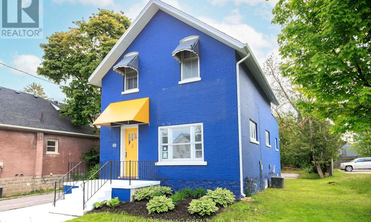 221 Kent Street W