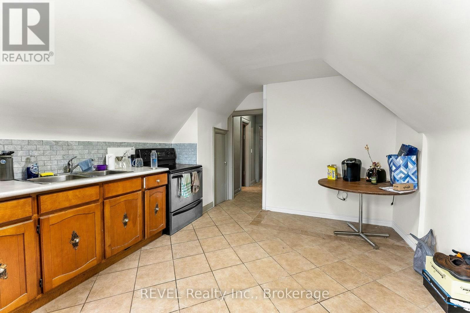 UPPER-28 Division Street, St. Catharines, ON, L2R 3G2 - 11