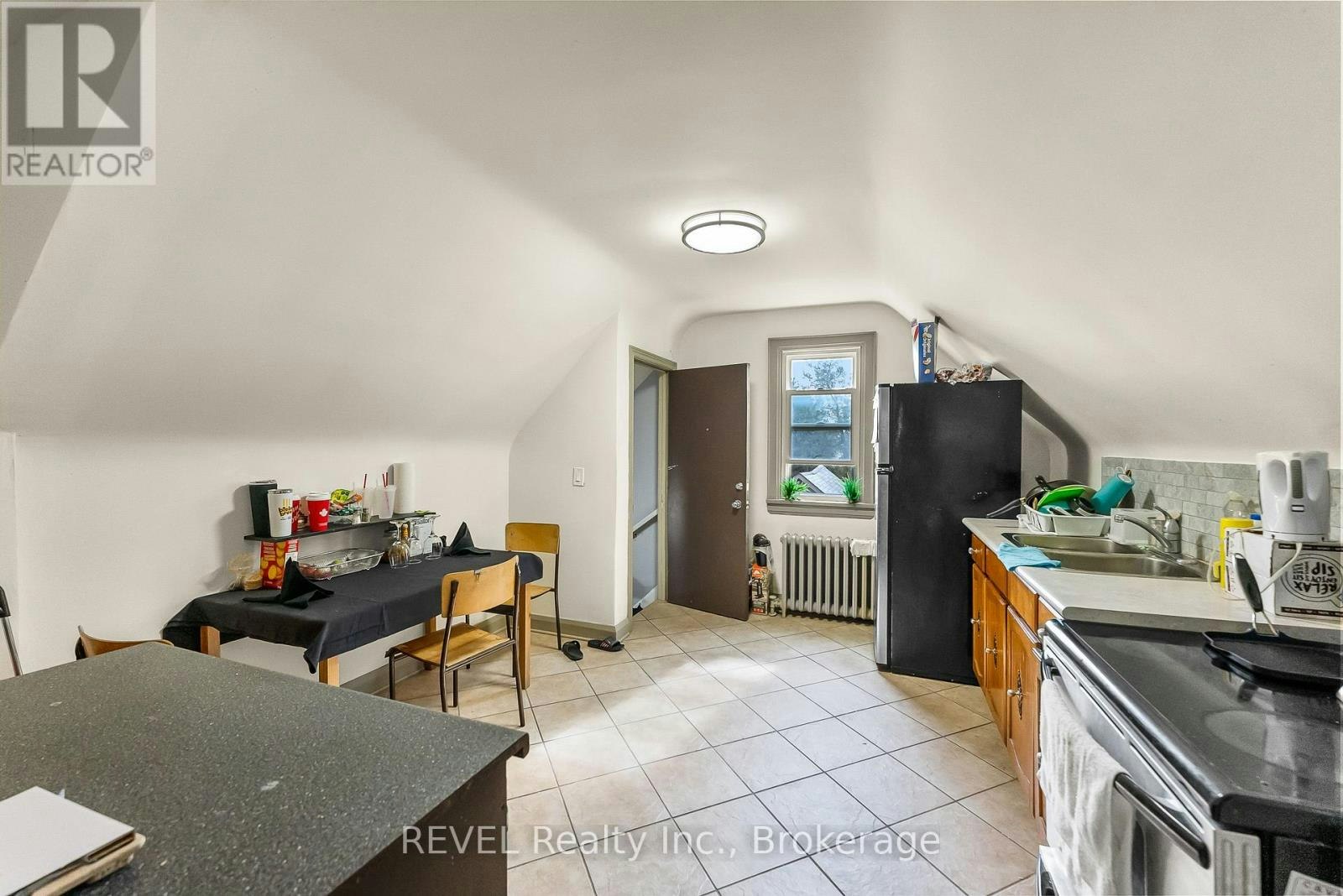 UPPER-28 Division Street, St. Catharines, ON, L2R 3G2 - 3