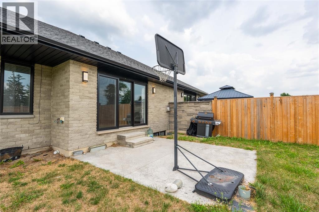709 Ferdinands Crescent, Sarnia, ON, N7W 0B5 - 32