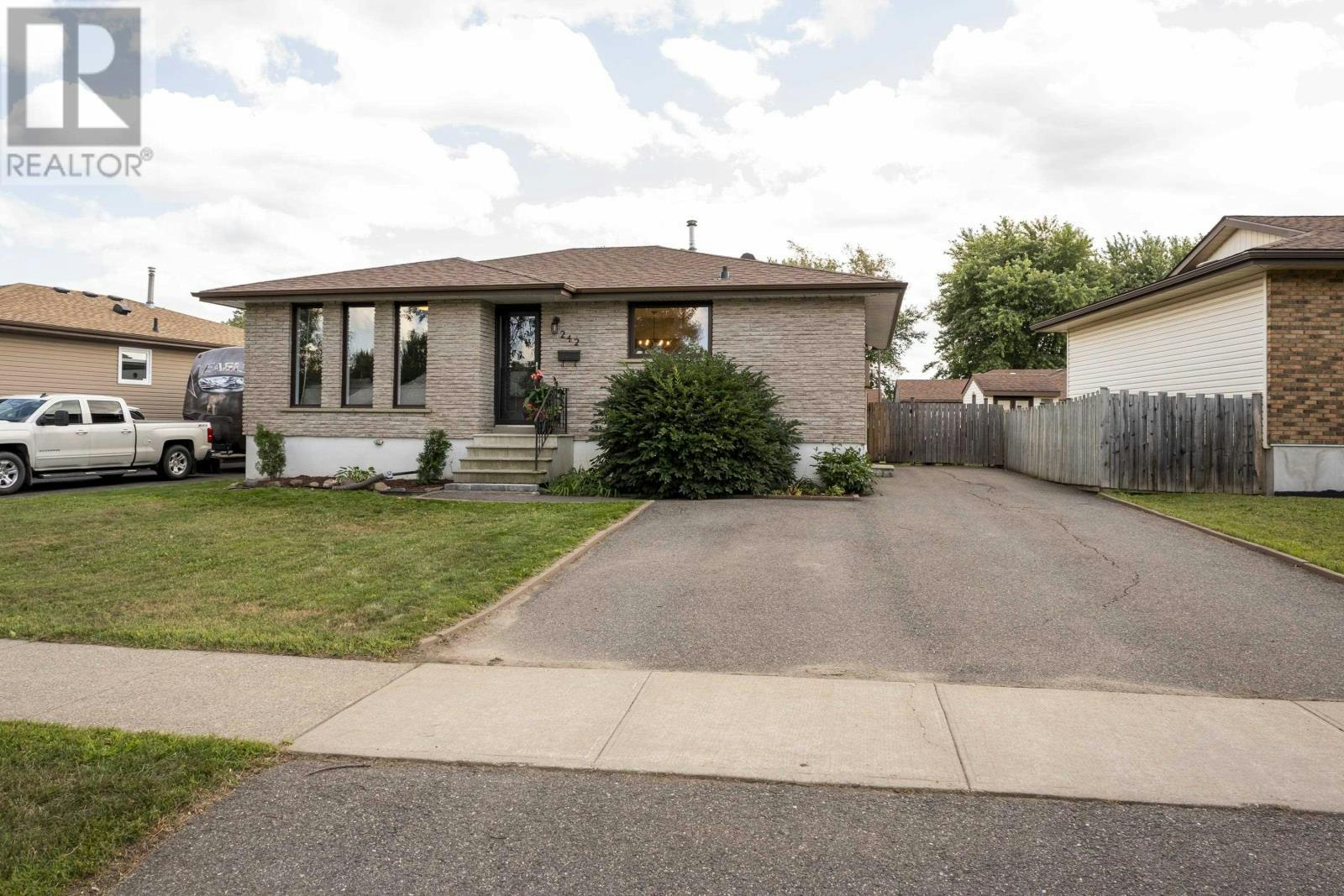 242 Fanshaw Street, Thunder Bay, ON, P7C 5V1