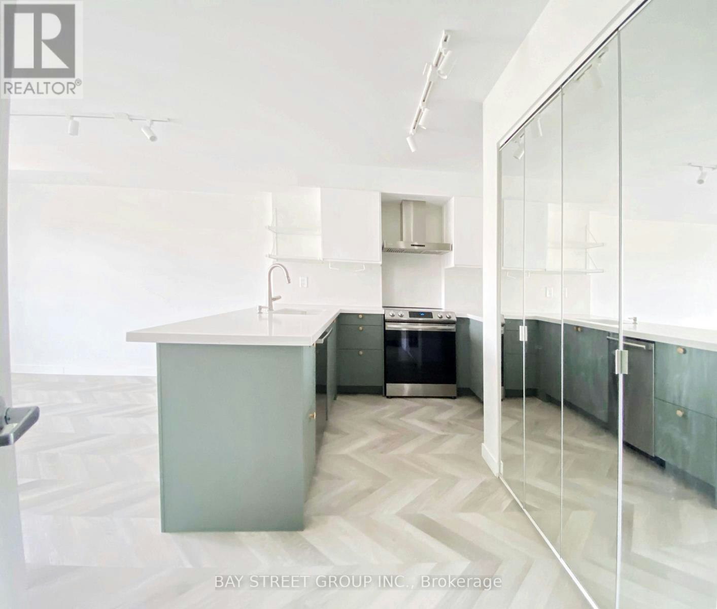 402-140 Bathurst Street, Toronto, ON, M5V 3N8 - 3