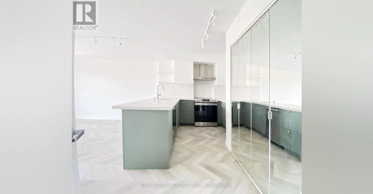 402-140 Bathurst Street, Toronto, ON, M5V 3N8 - 3