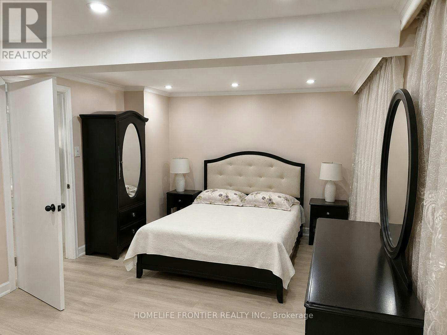49 Red Robin Way, Toronto, ON, M2R 3K6 - 9