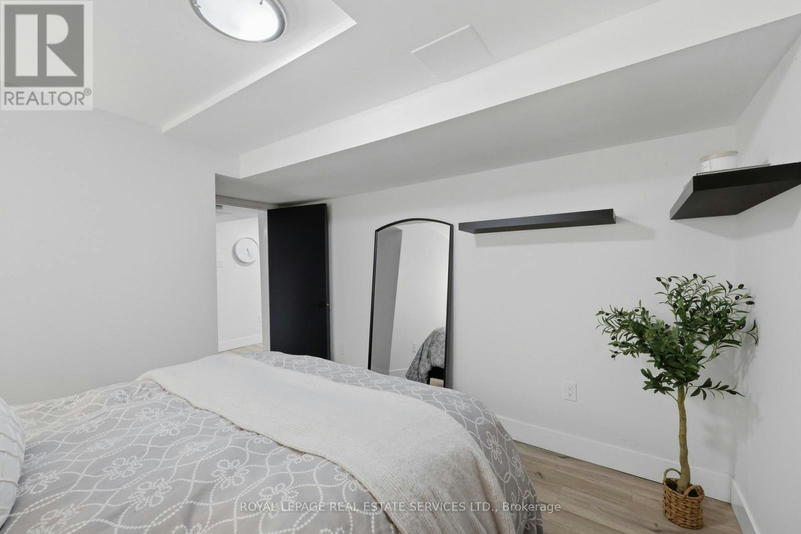 8 Briscoe Street W, London, ON, N6J 1L8 - 5