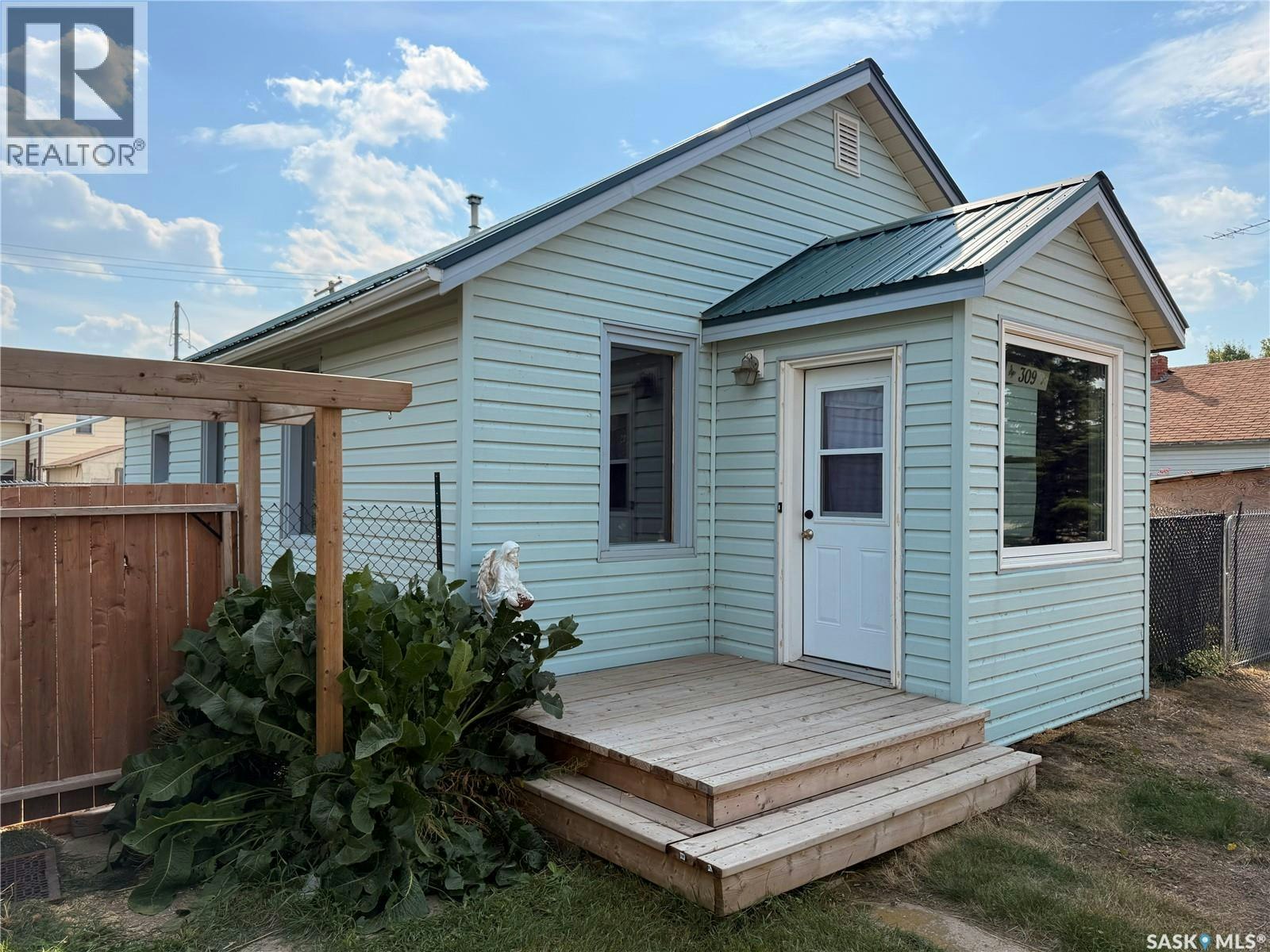 309 Railway Avenue W, Outlook, SK, S0L 2N0
