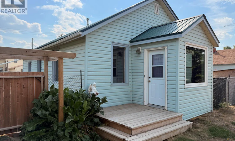 309 Railway Avenue W