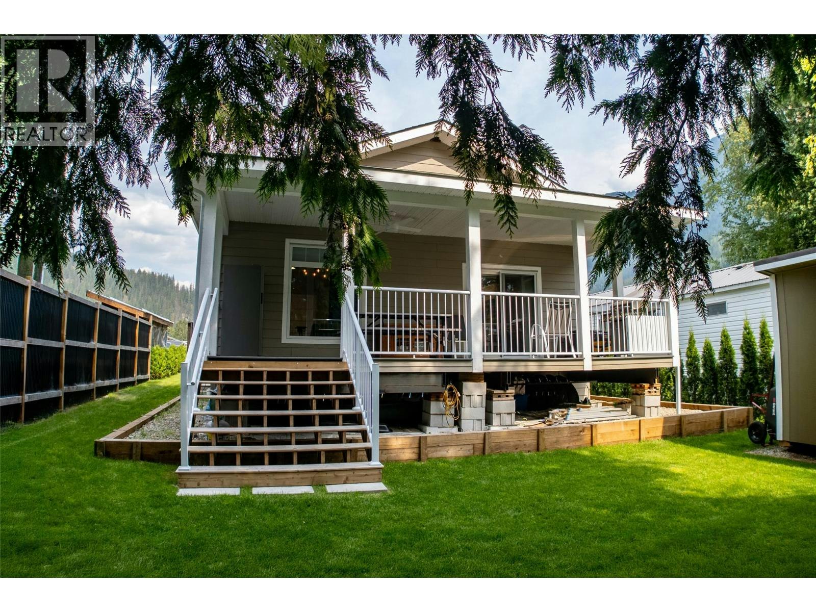 16 Johnson Way, Revelstoke, BC, V0E 2S1