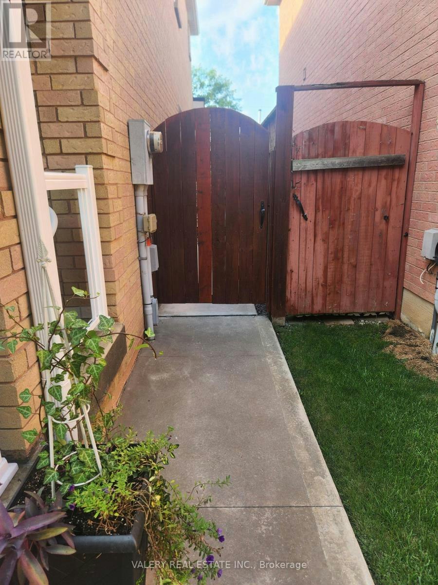 28 Iles Street, Ajax, ON, L1T 3V4 - 3