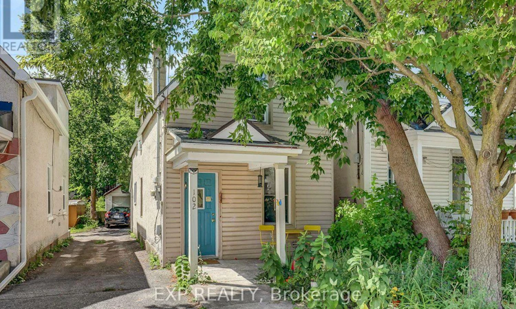 102 Lebreton Street N