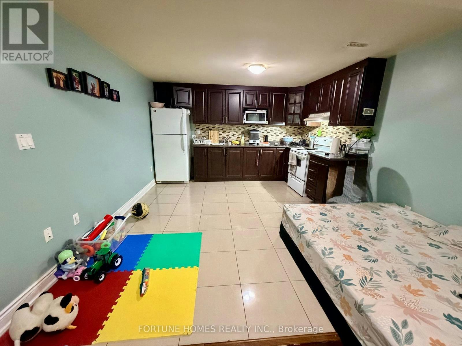 9 Paddington Road, Brampton, ON, L6P 2B3 - 2