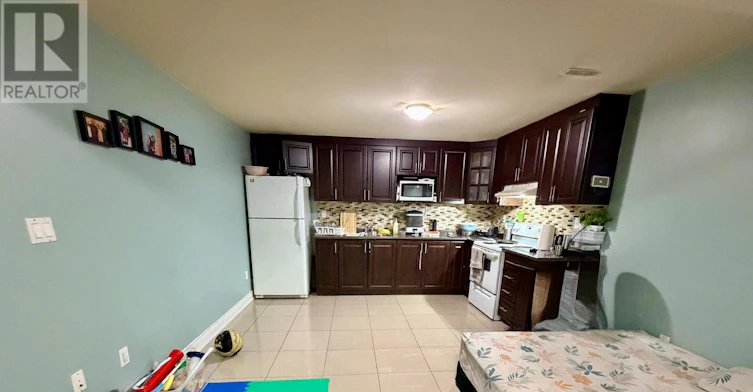 9 Paddington Road, Brampton, ON, L6P 2B3 - 2