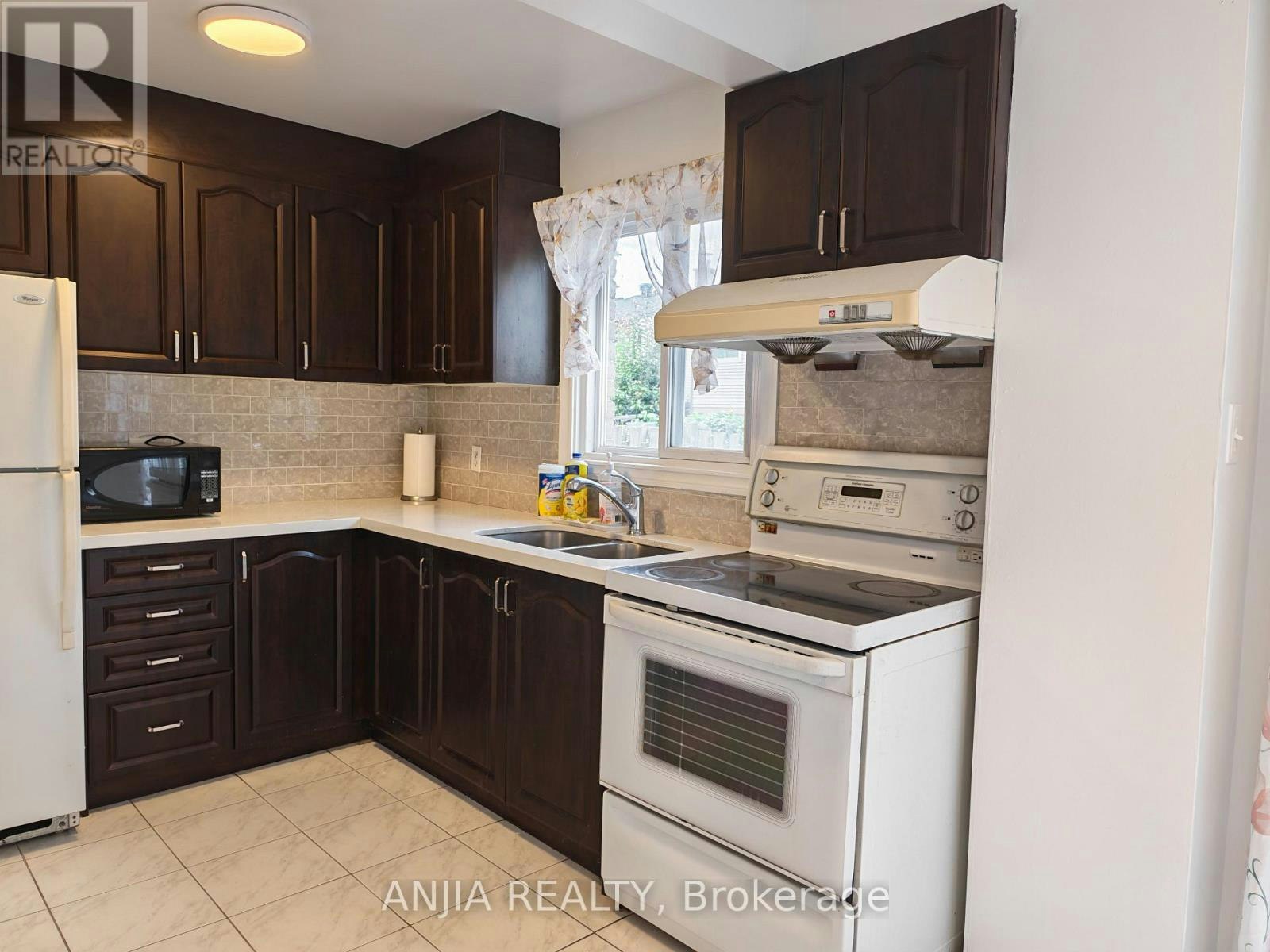 5 Muirlands Drive, Toronto, ON, M1V 2B3 - 5
