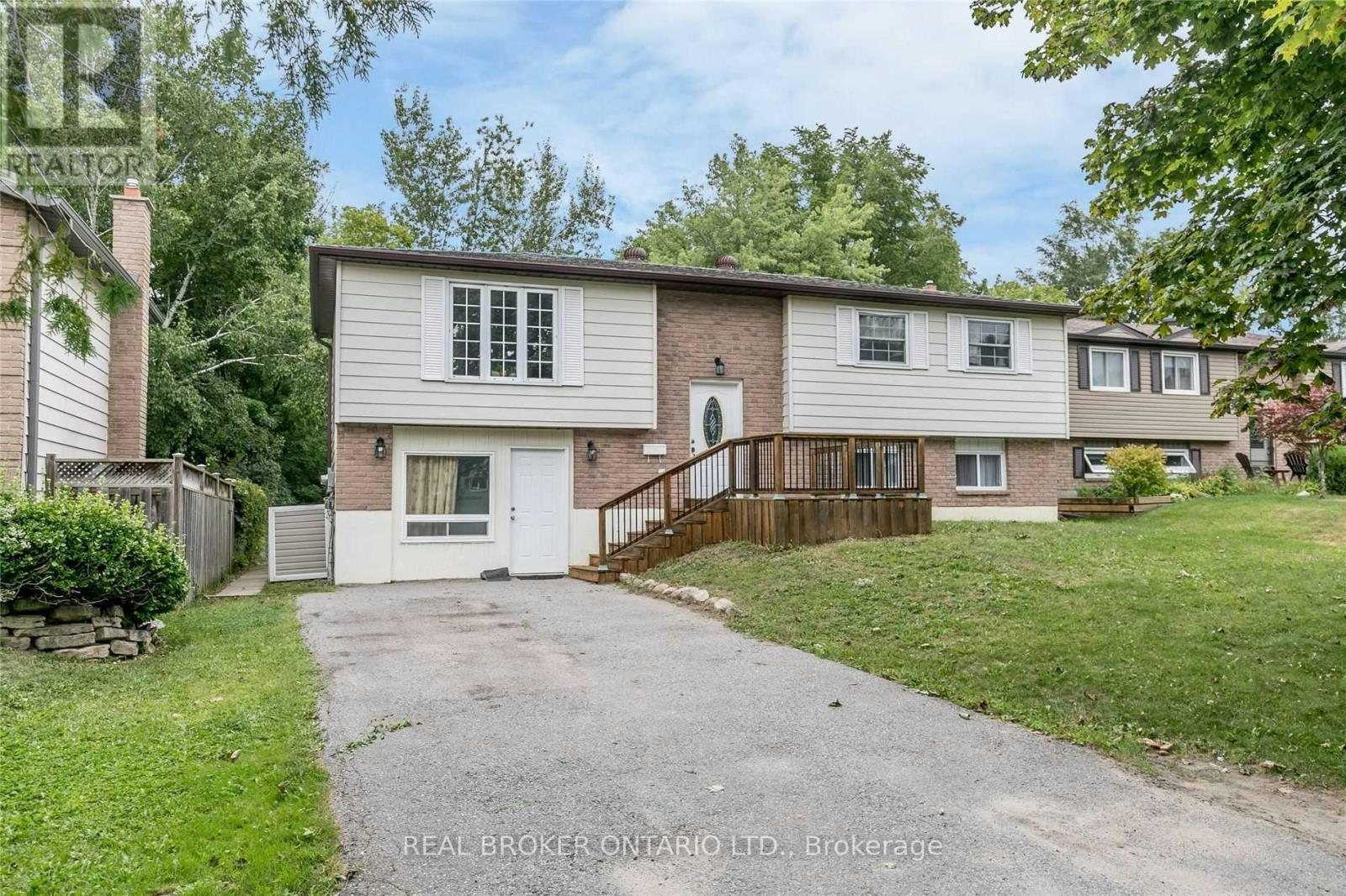 UPPER-18 Chippawa Court, Barrie, ON, L4M 5N8