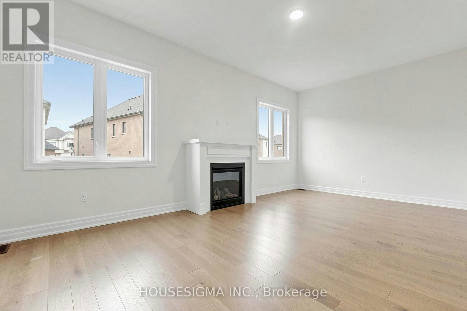 10 Max Bulmer Court, Georgina, ON, L3X 3J9 - 3