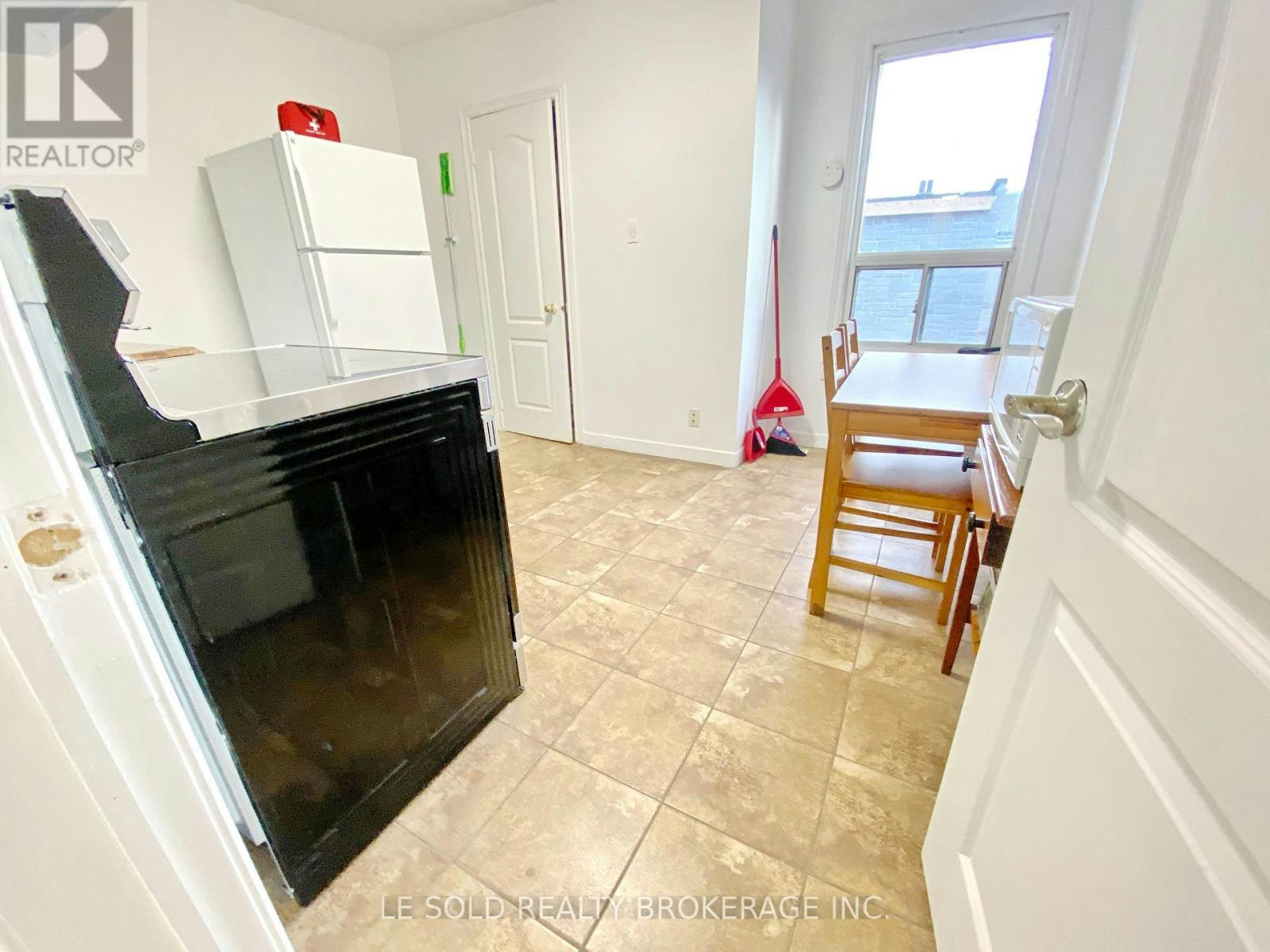 ROOM 201-81 Hallam Street, Toronto, ON, M6H 1W7 - 4