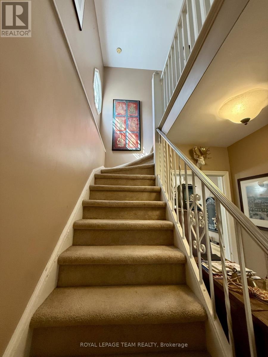 881 Smyth Road, Ottawa, ON, K1G 1P4 - 2