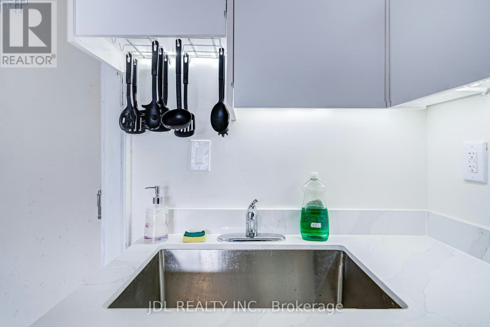 6-5 Sorauren Avenue, Toronto, ON, M6R 2C6 - 17