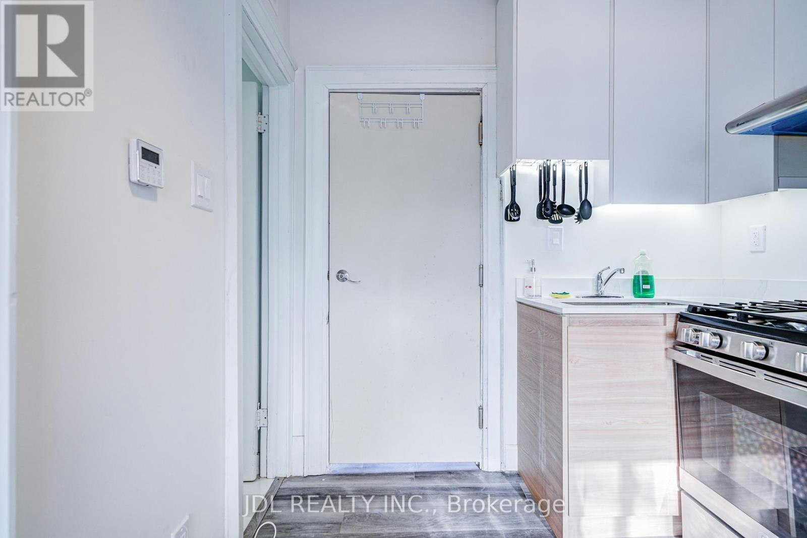 6-5 Sorauren Avenue, Toronto, ON, M6R 2C6 - 13