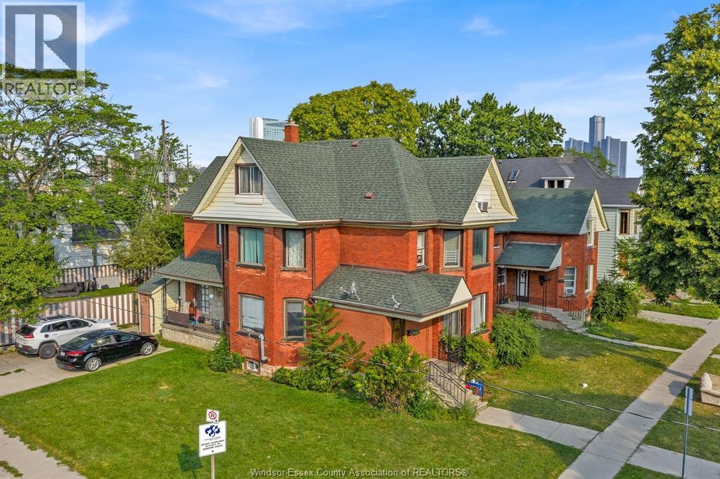 Upper-677 Marentette, Windsor, ON, N9A 1Z3