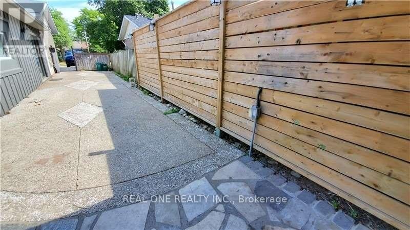 UPPER-133 Mccraney Street, Oakville, ON, L6H 1H5 - 18