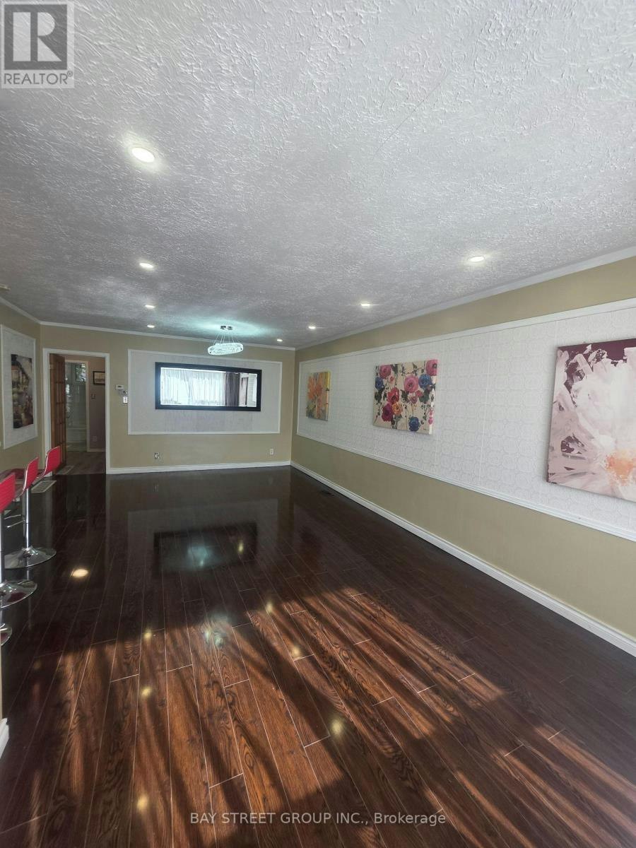 MAIN-211 Beechy Drive, Richmond Hill, ON, L4C 2X6 3