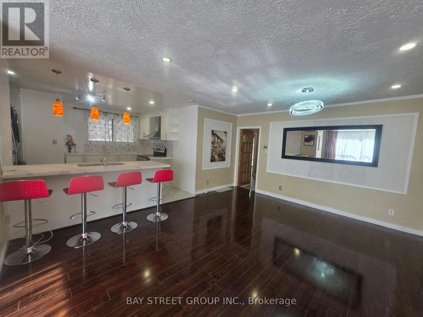MAIN-211 Beechy Drive, Richmond Hill, ON, L4C 2X6 2
