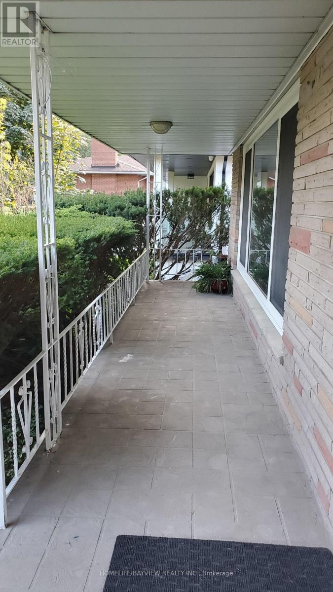6 Restwell Crescent, Toronto, ON, M2K 2A2 - 4