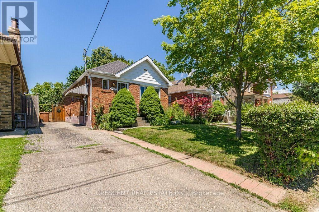982 Briar Hill Avenue, Toronto, ON, M6B 1M3