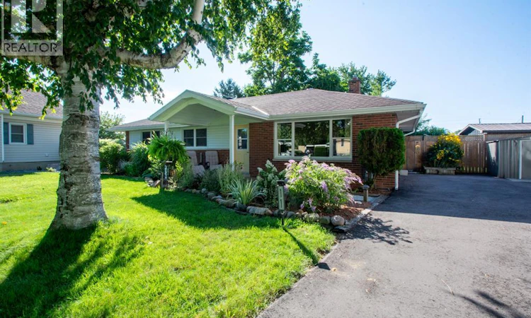 11 Oriole Parkway