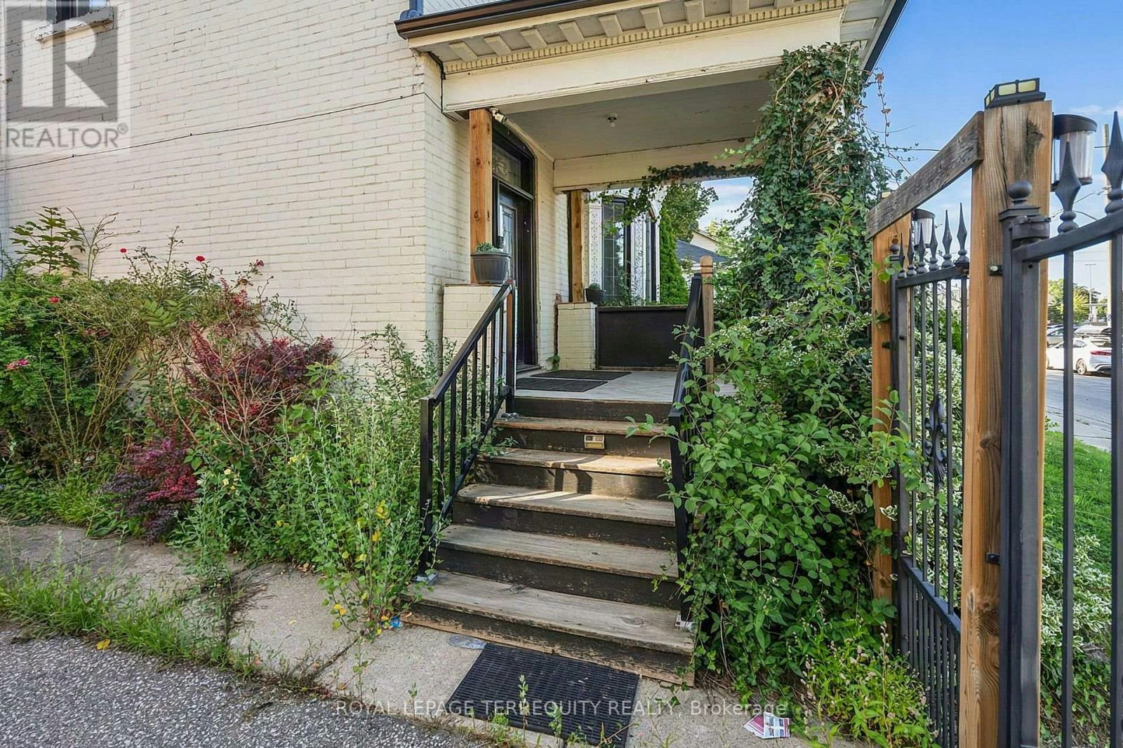 35 Elizabeth Street N, Brampton, ON, L6X 1S3 - 2