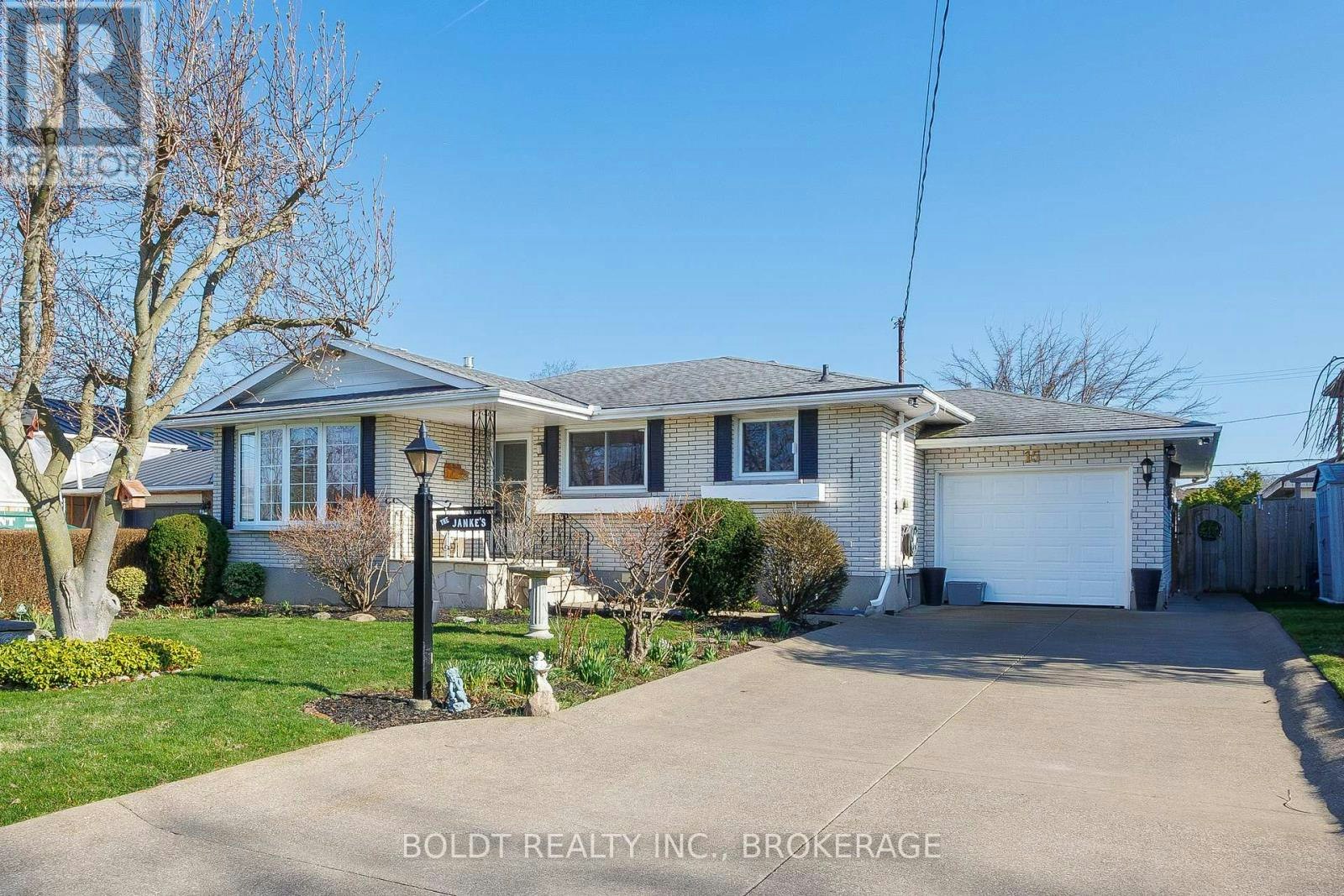 15 Nottingham Court, St. Catharines, ON, L2M 1L6