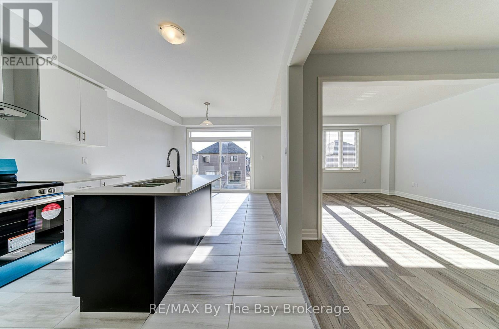 17 Rosanne Circle, Wasaga Beach, ON, L9Z 0N4 - 4