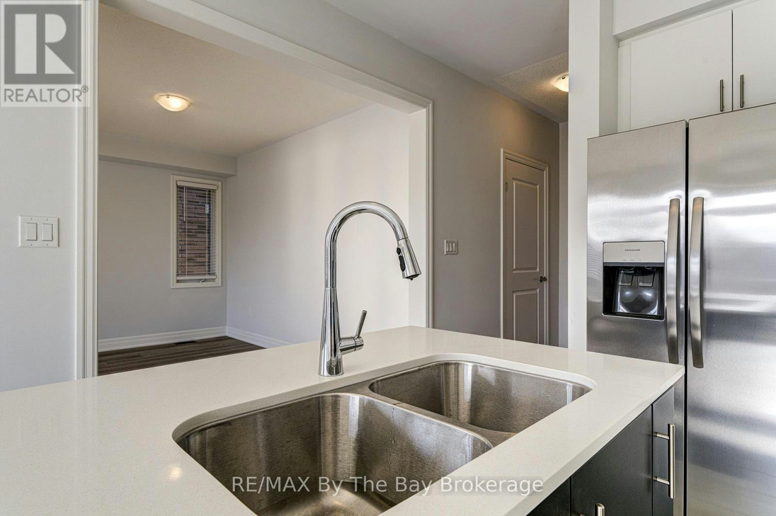 17 Rosanne Circle, Wasaga Beach, ON, L9Z 0N4 - 12