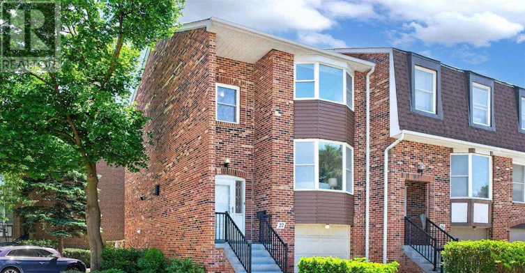 13-27 Hyde Park Court, Markham, ON, L3T 4X8 - 2