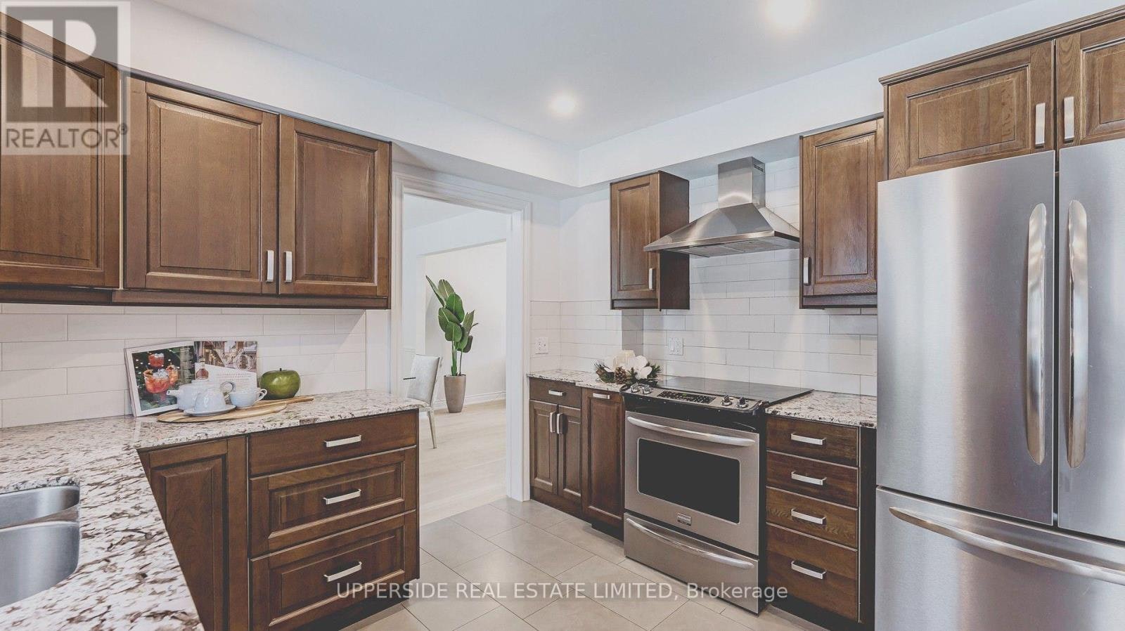 1055 Easthill Court, Newmarket, ON, L3Y 5V4 - 2