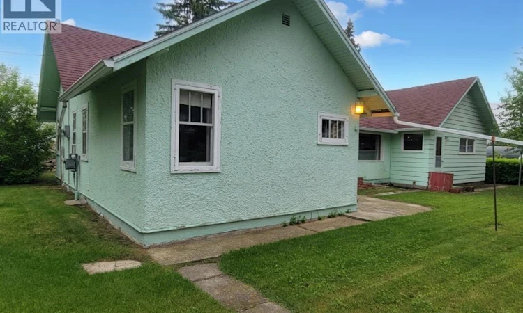 106 Railway Avenue E