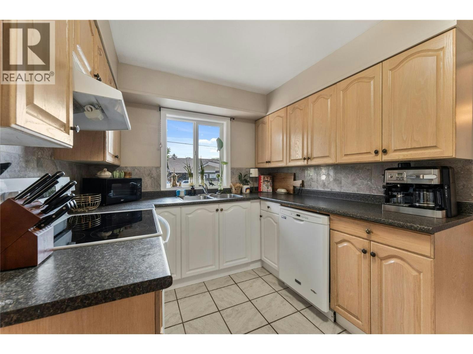 811 Martin Avenue, Kelowna, BC, V1Y 6V4 - 11